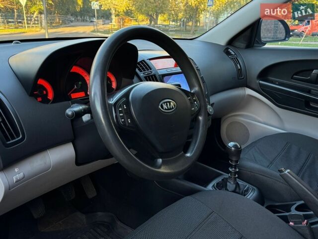 Серый Киа Сид, объемом двигателя 1.58 л и пробегом 245 тыс. км за 5590 $, фото 12 на Automoto.ua