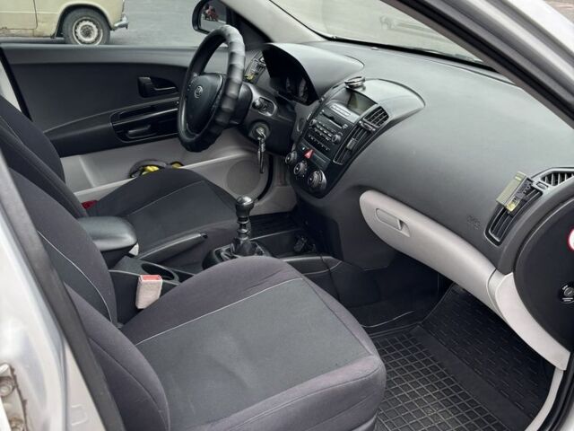 Сірий Кіа Сід, об'ємом двигуна 1.6 л та пробігом 351 тис. км за 5100 $, фото 10 на Automoto.ua