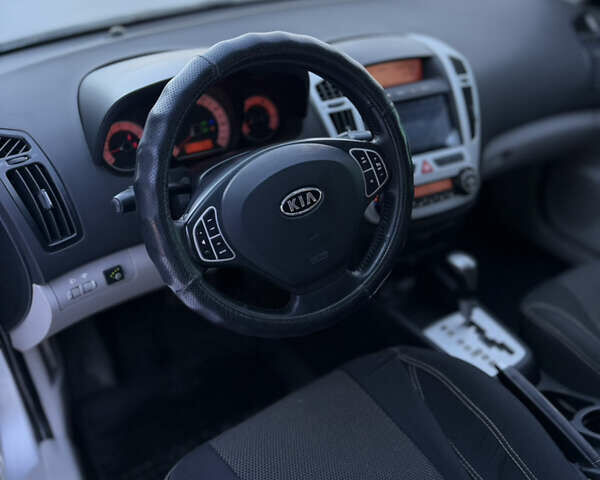 Серый Киа Сид, объемом двигателя 1.98 л и пробегом 280 тыс. км за 5600 $, фото 6 на Automoto.ua