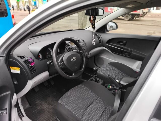 Сірий Кіа Сід, об'ємом двигуна 1.6 л та пробігом 300 тис. км за 2800 $, фото 4 на Automoto.ua