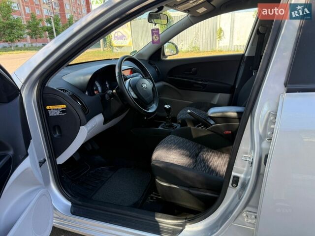 Серый Киа Сид, объемом двигателя 1.4 л и пробегом 180 тыс. км за 6500 $, фото 26 на Automoto.ua