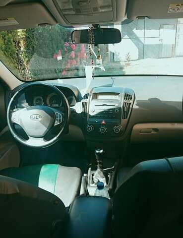 Серый Киа Сид, объемом двигателя 1.6 л и пробегом 247 тыс. км за 5600 $, фото 5 на Automoto.ua