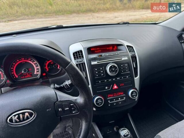 Серый Киа Сид, объемом двигателя 1.6 л и пробегом 313 тыс. км за 6500 $, фото 17 на Automoto.ua