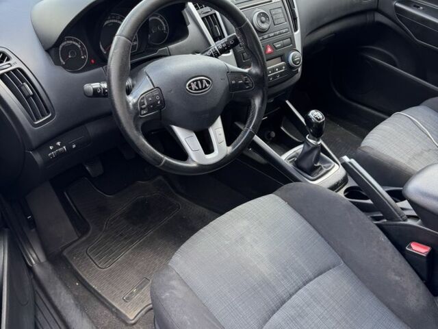 Серый Киа Сид, объемом двигателя 1.4 л и пробегом 274 тыс. км за 4850 $, фото 4 на Automoto.ua