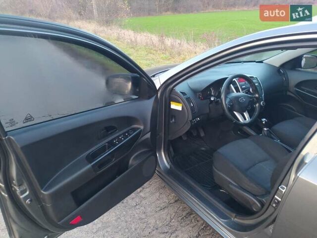 Серый Киа Сид, объемом двигателя 1.4 л и пробегом 227 тыс. км за 5800 $, фото 16 на Automoto.ua