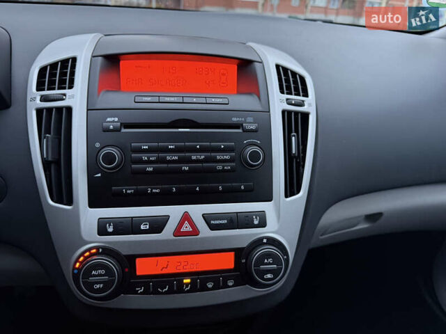 Серый Киа Сид, объемом двигателя 1.4 л и пробегом 143 тыс. км за 6500 $, фото 30 на Automoto.ua