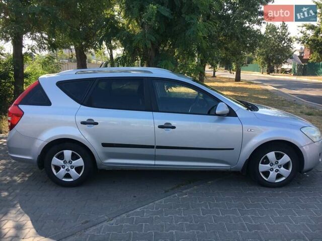Серый Киа Сид, объемом двигателя 1.58 л и пробегом 200 тыс. км за 6400 $, фото 3 на Automoto.ua