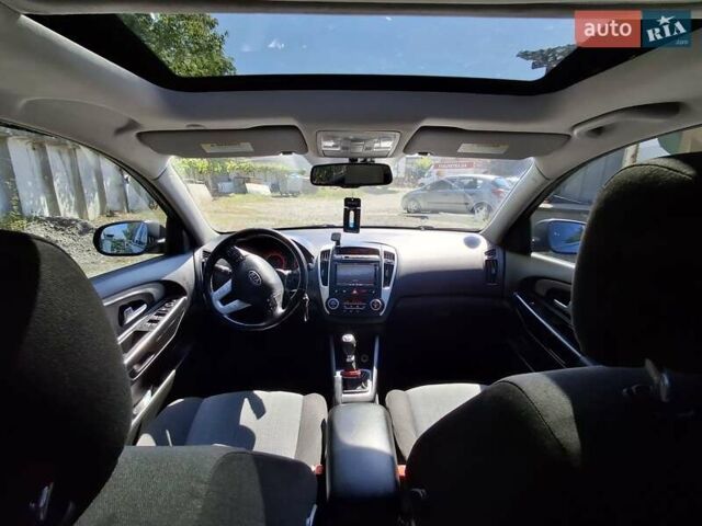 Серый Киа Сид, объемом двигателя 1.59 л и пробегом 235 тыс. км за 8250 $, фото 3 на Automoto.ua