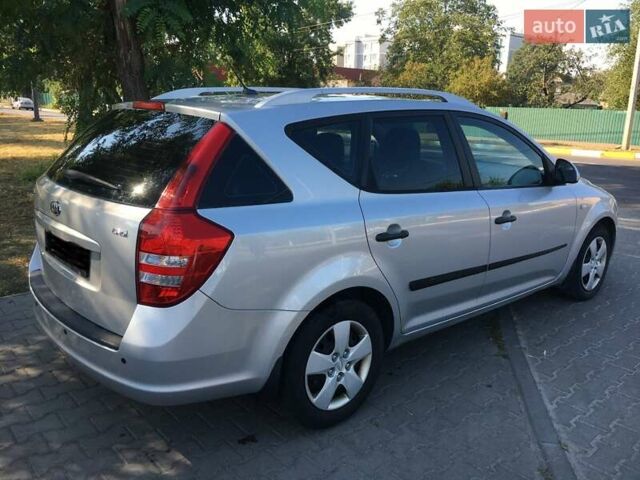 Серый Киа Сид, объемом двигателя 1.58 л и пробегом 200 тыс. км за 6400 $, фото 4 на Automoto.ua