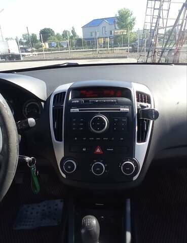 Серый Киа Сид, объемом двигателя 1.4 л и пробегом 210 тыс. км за 6300 $, фото 7 на Automoto.ua