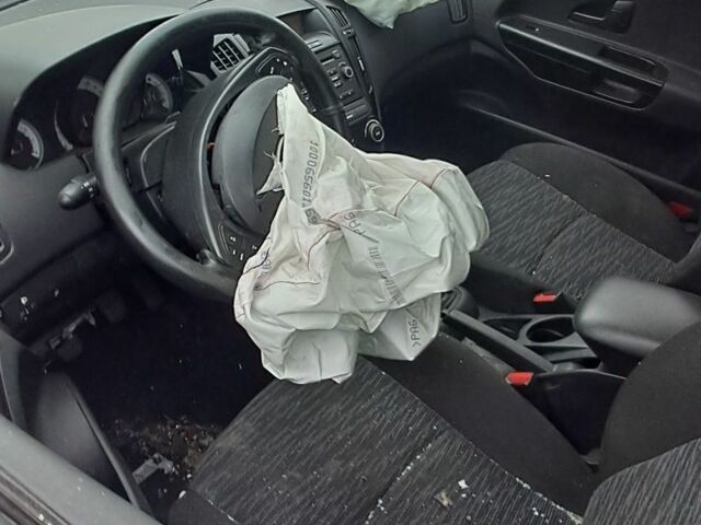 Серый Киа Сид, объемом двигателя 1.4 л и пробегом 214 тыс. км за 1600 $, фото 2 на Automoto.ua