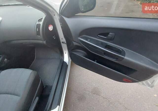 Сірий Кіа Сід, об'ємом двигуна 1.58 л та пробігом 194 тис. км за 6750 $, фото 7 на Automoto.ua