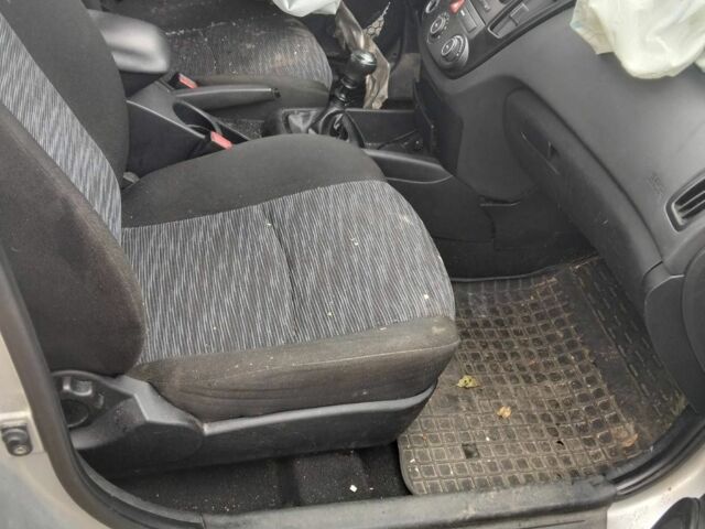 Сірий Кіа Сід, об'ємом двигуна 1.4 л та пробігом 245 тис. км за 1999 $, фото 5 на Automoto.ua