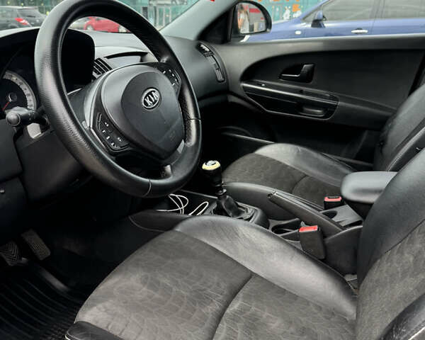 Серый Киа Сид, объемом двигателя 1.9 л и пробегом 177 тыс. км за 7000 $, фото 3 на Automoto.ua
