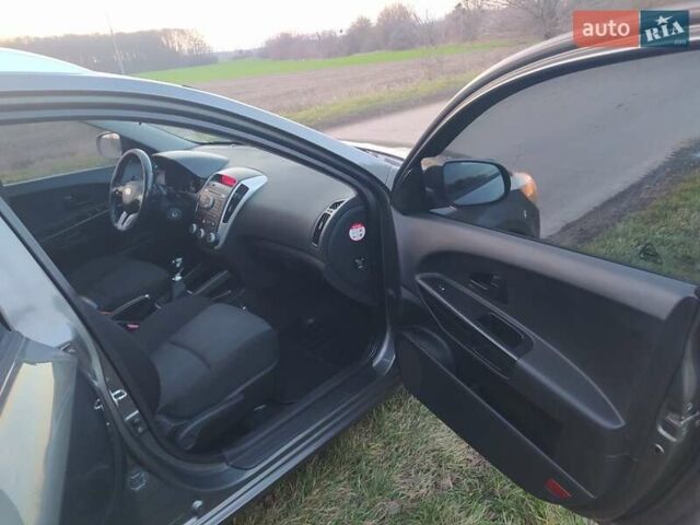 Серый Киа Сид, объемом двигателя 1.4 л и пробегом 227 тыс. км за 5800 $, фото 17 на Automoto.ua