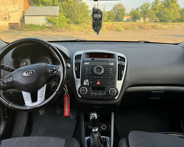 Серый Киа Сид, объемом двигателя 1.6 л и пробегом 250 тыс. км за 5000 $, фото 2 на Automoto.ua