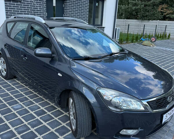 Серый Киа Сид, объемом двигателя 1.4 л и пробегом 271 тыс. км за 4900 $, фото 2 на Automoto.ua