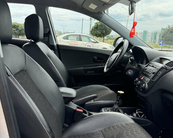 Серый Киа Сид, объемом двигателя 1.9 л и пробегом 177 тыс. км за 7000 $, фото 4 на Automoto.ua