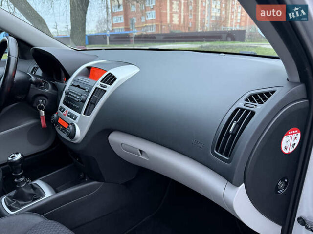 Серый Киа Сид, объемом двигателя 1.4 л и пробегом 143 тыс. км за 6500 $, фото 39 на Automoto.ua