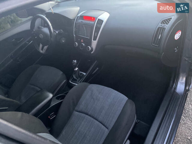 Серый Киа Сид, объемом двигателя 1.6 л и пробегом 259 тыс. км за 5700 $, фото 12 на Automoto.ua