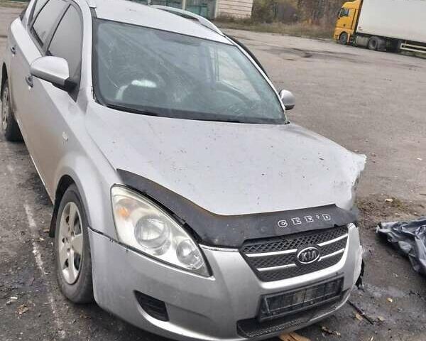 Сірий Кіа Сід, об'ємом двигуна 1.4 л та пробігом 245 тис. км за 1999 $, фото 4 на Automoto.ua