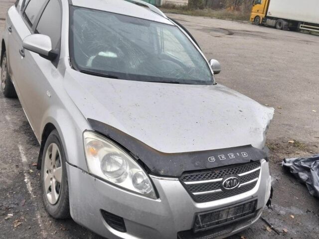 Сірий Кіа Сід, об'ємом двигуна 1.4 л та пробігом 245 тис. км за 1999 $, фото 3 на Automoto.ua
