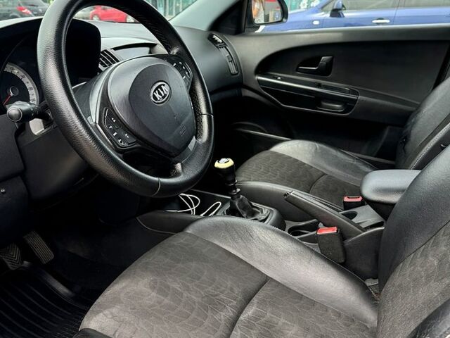 Серый Киа Сид, объемом двигателя 2 л и пробегом 181 тыс. км за 6300 $, фото 2 на Automoto.ua