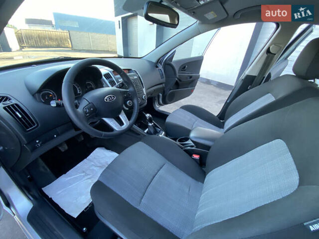 Серый Киа Сид, объемом двигателя 1.59 л и пробегом 207 тыс. км за 6499 $, фото 17 на Automoto.ua