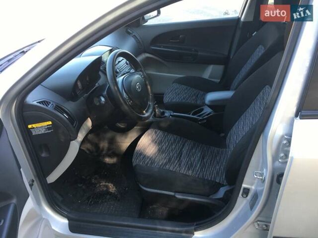 Серый Киа Сид, объемом двигателя 1.58 л и пробегом 200 тыс. км за 6400 $, фото 14 на Automoto.ua