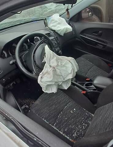 Сірий Кіа Сід, об'ємом двигуна 1.4 л та пробігом 220 тис. км за 1600 $, фото 4 на Automoto.ua