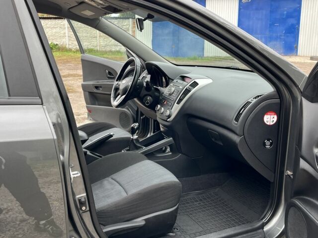 Сірий Кіа Сід, об'ємом двигуна 1.6 л та пробігом 284 тис. км за 5850 $, фото 22 на Automoto.ua