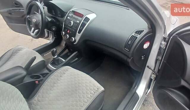 Серый Киа Сид, объемом двигателя 1.4 л и пробегом 250 тыс. км за 6300 $, фото 14 на Automoto.ua