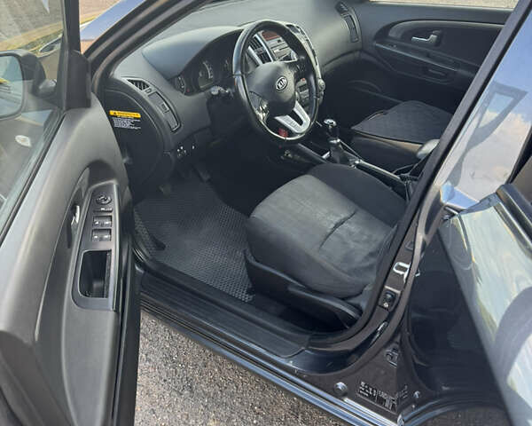 Серый Киа Сид, объемом двигателя 1.6 л и пробегом 250 тыс. км за 5000 $, фото 4 на Automoto.ua