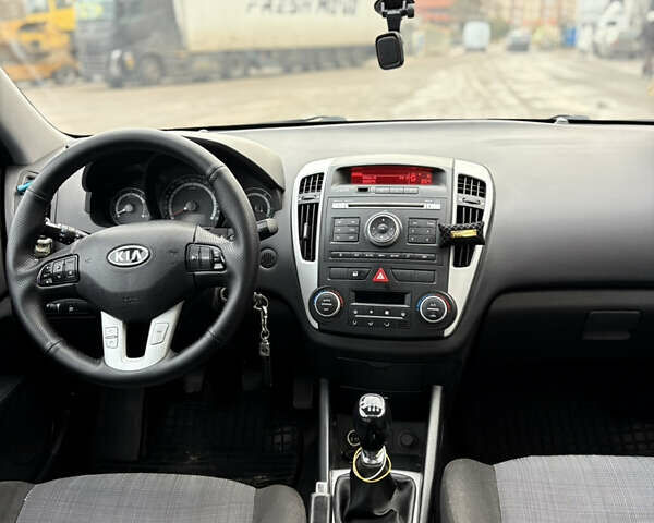 Серый Киа Сид, объемом двигателя 1.6 л и пробегом 291 тыс. км за 5300 $, фото 9 на Automoto.ua