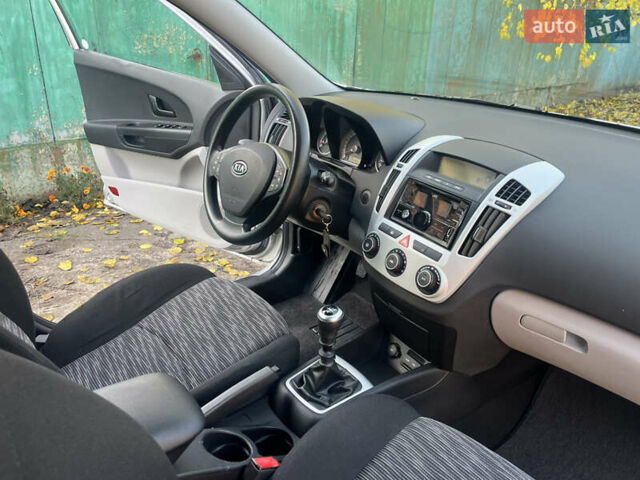 Кіа Сід 2009 у Ахтырке на Automoto.ua Сірий Кіа Сід, об'ємом двигуна 1.6 л та пробігом 226 тис. км за 6445 $, фото 48 на Automoto.ua