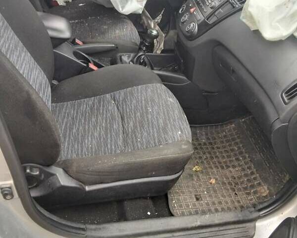 Сірий Кіа Сід, об'ємом двигуна 1.4 л та пробігом 245 тис. км за 1999 $, фото 6 на Automoto.ua