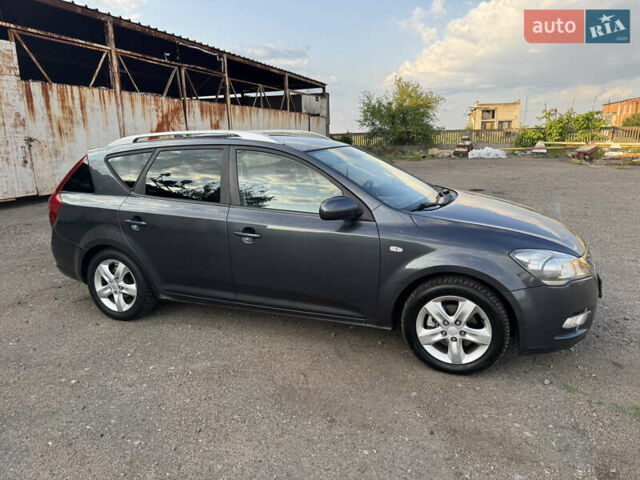 Серый Киа Сид, объемом двигателя 1.6 л и пробегом 250 тыс. км за 5000 $, фото 1 на Automoto.ua