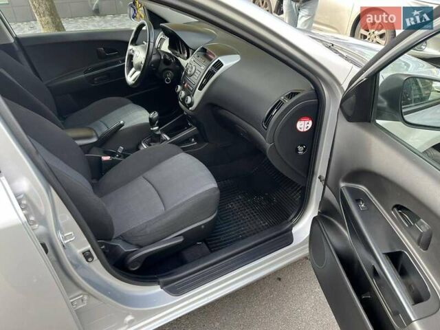 Серый Киа Сид, объемом двигателя 1.6 л и пробегом 261 тыс. км за 6600 $, фото 9 на Automoto.ua