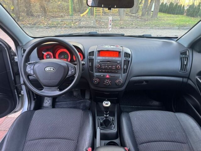 Серый Киа Сид, объемом двигателя 2 л и пробегом 297 тыс. км за 3750 $, фото 6 на Automoto.ua