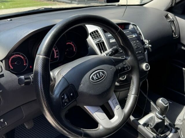 Серый Киа Сид, объемом двигателя 1.6 л и пробегом 300 тыс. км за 7893 $, фото 5 на Automoto.ua