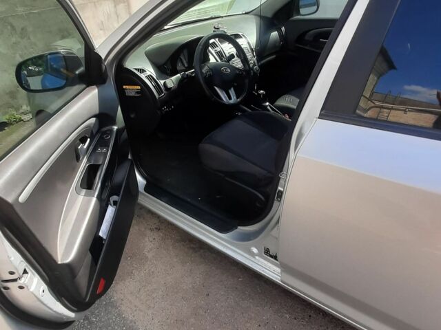 Серый Киа Сид, объемом двигателя 1.6 л и пробегом 226 тыс. км за 5500 $, фото 4 на Automoto.ua