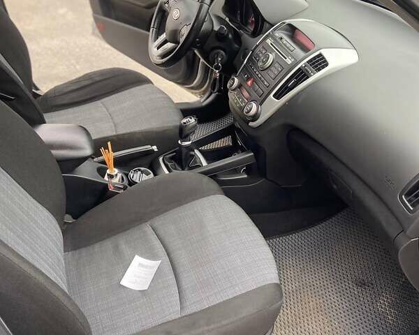 Сірий Кіа Сід, об'ємом двигуна 1.58 л та пробігом 263 тис. км за 5999 $, фото 16 на Automoto.ua