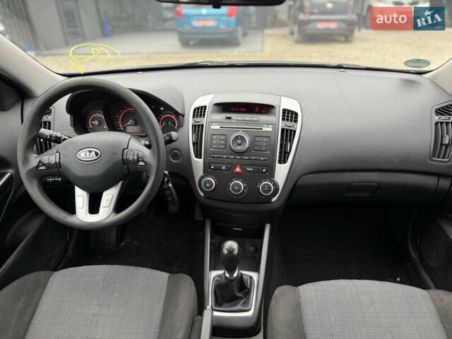 Серый Киа Сид, объемом двигателя 1.4 л и пробегом 250 тыс. км за 4999 $, фото 9 на Automoto.ua