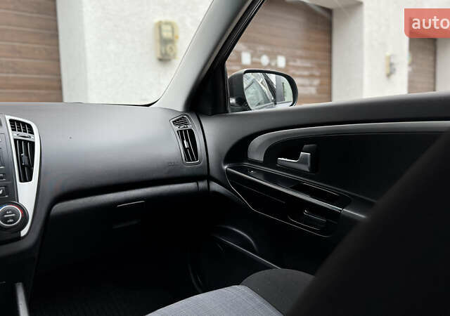 Серый Киа Сид, объемом двигателя 1.6 л и пробегом 263 тыс. км за 6750 $, фото 30 на Automoto.ua