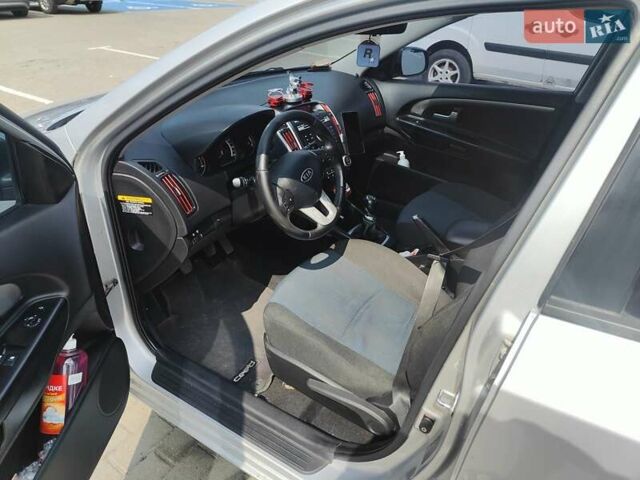 Сірий Кіа Сід, об'ємом двигуна 1.6 л та пробігом 225 тис. км за 6600 $, фото 4 на Automoto.ua