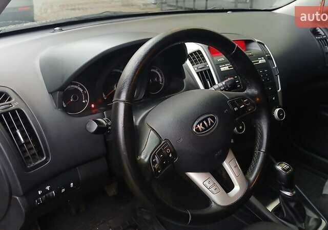 Серый Киа Сид, объемом двигателя 1.58 л и пробегом 260 тыс. км за 5800 $, фото 11 на Automoto.ua