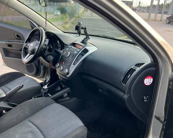 Сірий Кіа Сід, об'ємом двигуна 1.58 л та пробігом 198 тис. км за 6000 $, фото 17 на Automoto.ua