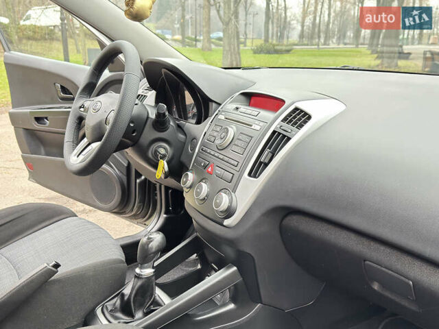 Серый Киа Сид, объемом двигателя 1.59 л и пробегом 187 тыс. км за 6700 $, фото 46 на Automoto.ua