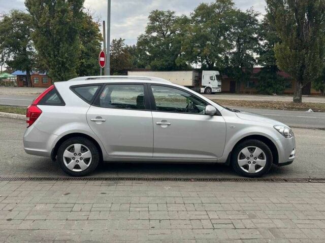 Серый Киа Сид, объемом двигателя 1.4 л и пробегом 220 тыс. км за 6999 $, фото 6 на Automoto.ua