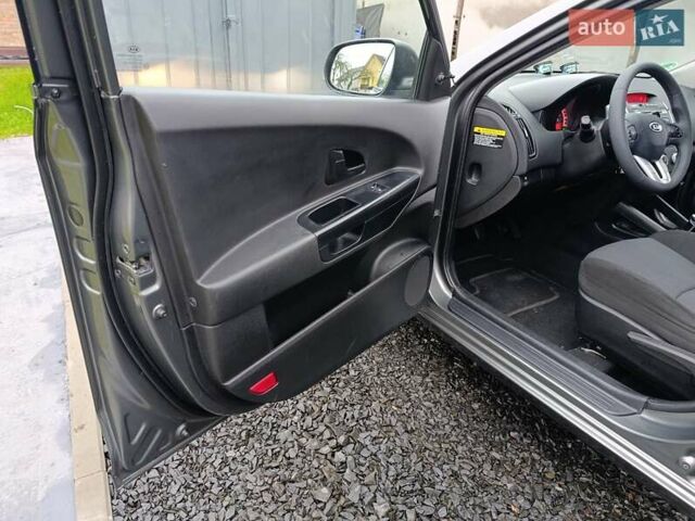 Серый Киа Сид, объемом двигателя 1.4 л и пробегом 187 тыс. км за 6500 $, фото 4 на Automoto.ua